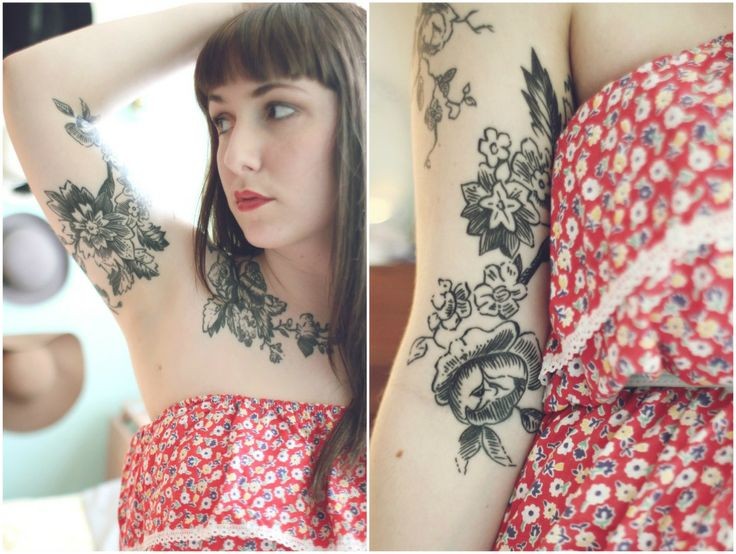 女生手臂上漂亮的花朵图腾纹身