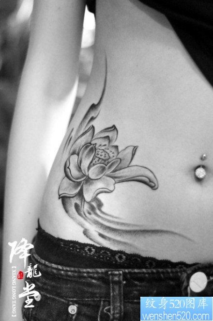 美女腹部唯美流行的莲花纹身图片