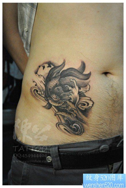 男人腹部唯美的黑白小金鱼纹身图片