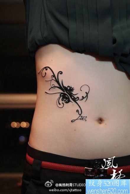 女人腹部时尚经典的图腾藤蔓纹身图片