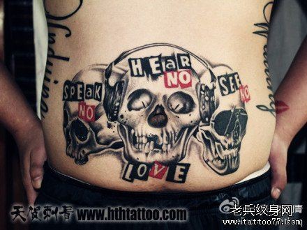一幅男生腹部帅气经典的骷髅纹身图片