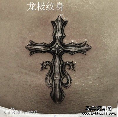 女人腹部时尚潮流的十字架纹身图片