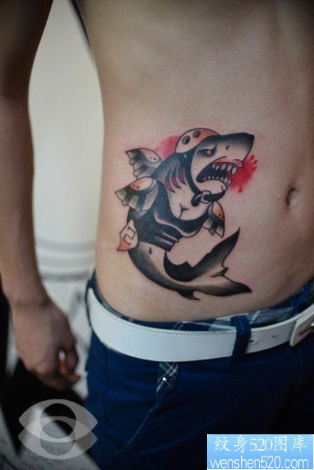 男人腹部时尚经典的鲨鱼纹身图片