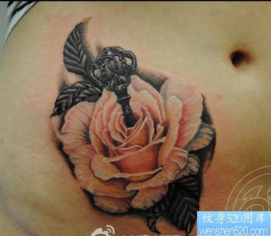 女人腹部漂亮精美的玫瑰花与钥匙纹身图片