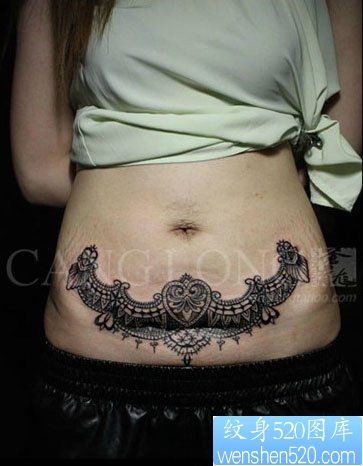 女人腹部时尚精美的蕾丝纹身图片