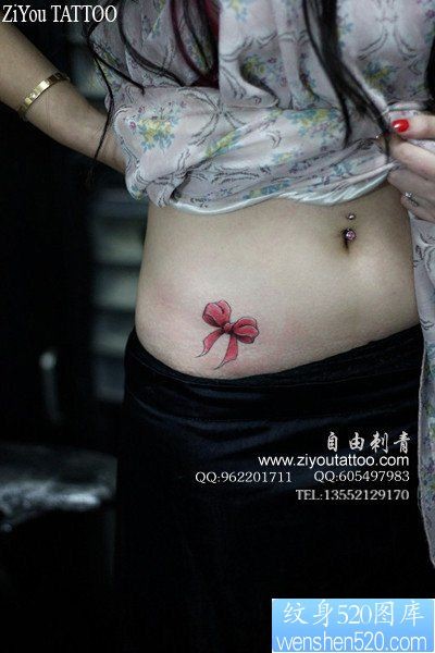 美女腹部小巧的的蝴蝶结纹身图片