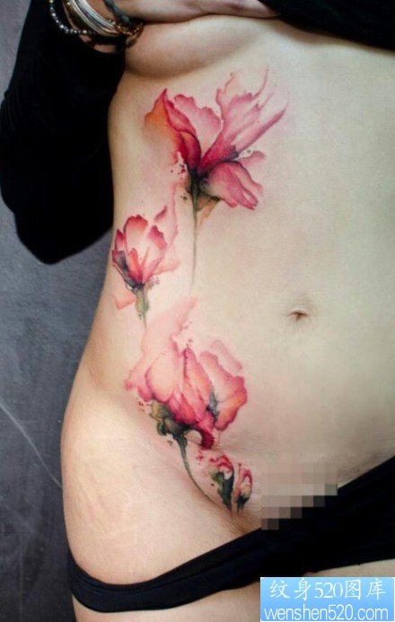 女人腹部时尚精美的水墨花卉纹身图片