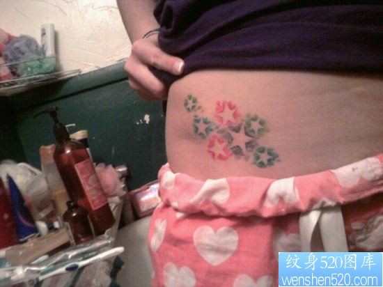 女人腹部小巧潮流的五角星纹身图片