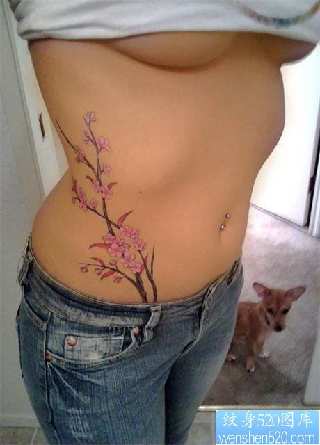 美女腹部时尚漂亮的桃花纹身图片