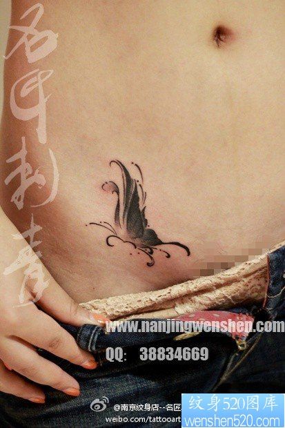 女人腹部时尚潮流的黑白蝴蝶纹身图片