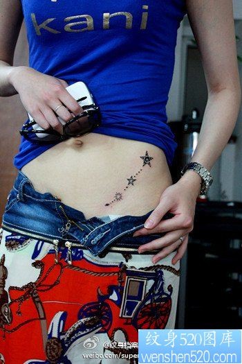 美女腹部小巧精美的五角星纹身图片