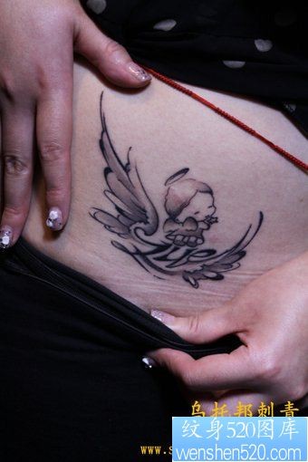 女人腹部天使翅膀纹身图片