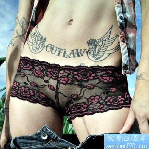 一幅女人腹部燕子字母纹身图片由纹身520图库推荐