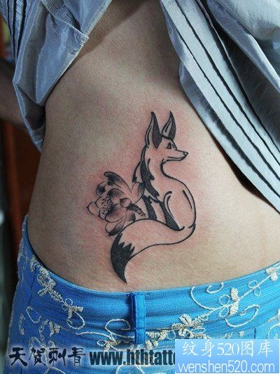 女人腹部可爱潮流的小狐狸纹身图片