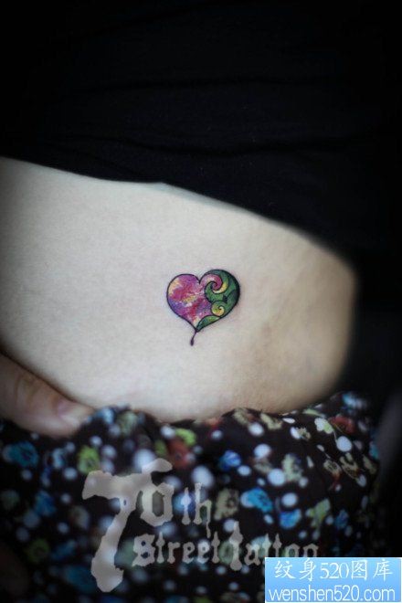 女人腹部一幅彩色星空爱心纹身图片