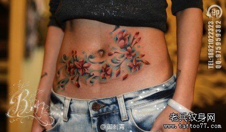 女人腹部好看唯美的花卉纹身图片