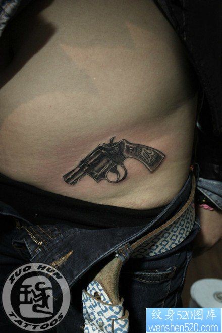 腹部时尚潮流的一幅小手枪纹身图片