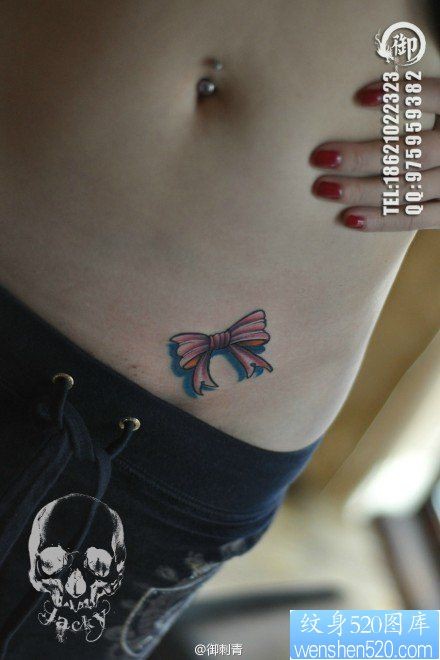 女人腹部时尚小巧的蝴蝶结纹身图片