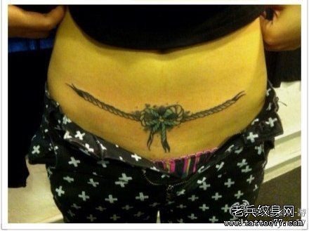 女人腹部小巧时尚的蝴蝶结纹身图片