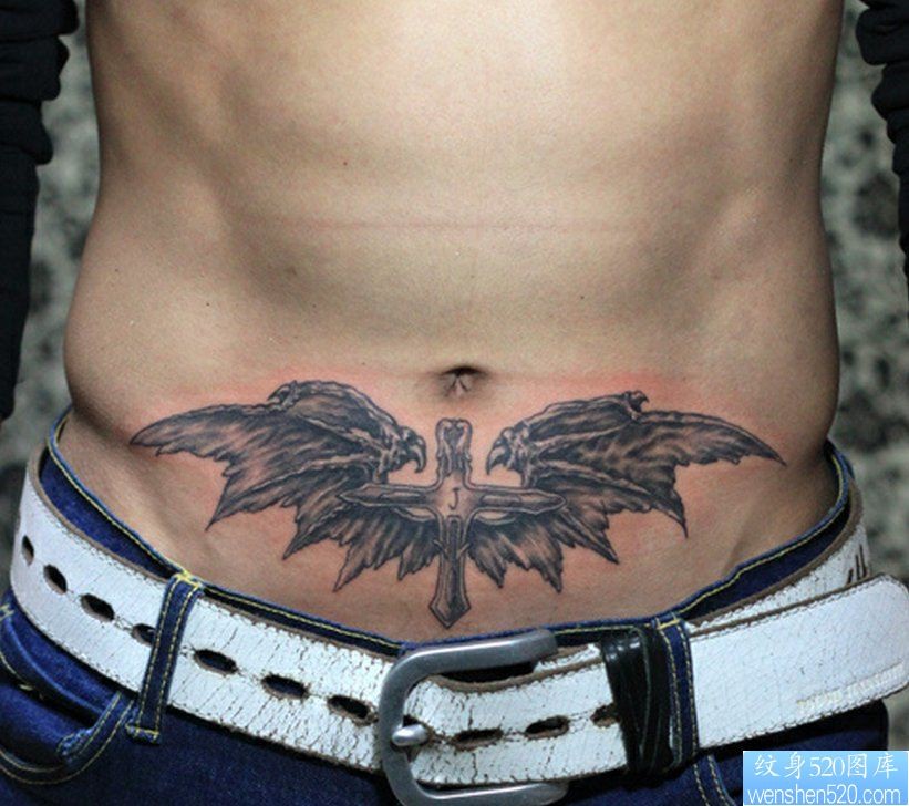 纹身520图库推荐一幅腹部十字架翅膀纹身图片