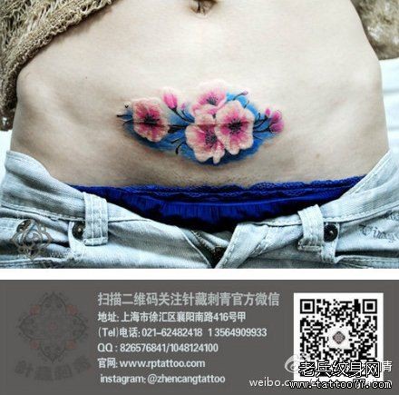 美女腹部唯美潮流的花卉纹身图片