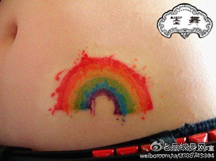 女人腹部小巧精美的彩虹纹身图片