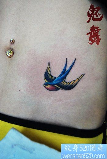 美女腹部小巧时尚的小燕子纹身图片