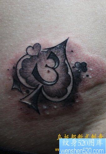 腹部扑克红桃3纹身图片