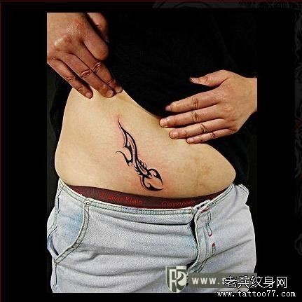 不错的男生腹部蝎子图腾纹身图片