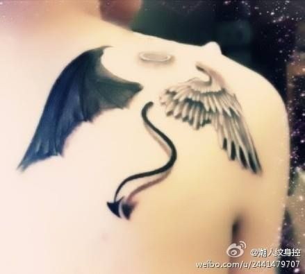 美女肩部恶魔和天使的混合体纹身图案