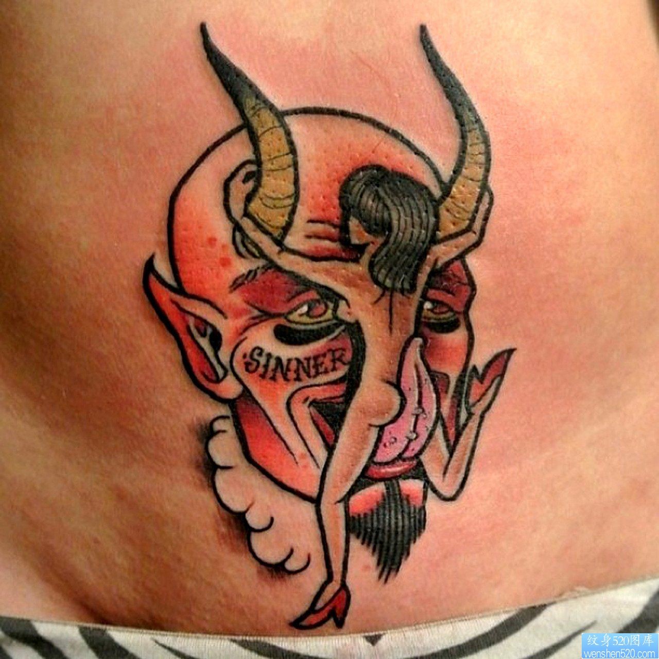 腹部一款欧美纹身图片