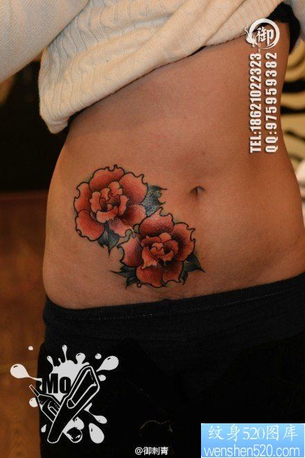女人腹部唯美好看的玫瑰花纹身图片