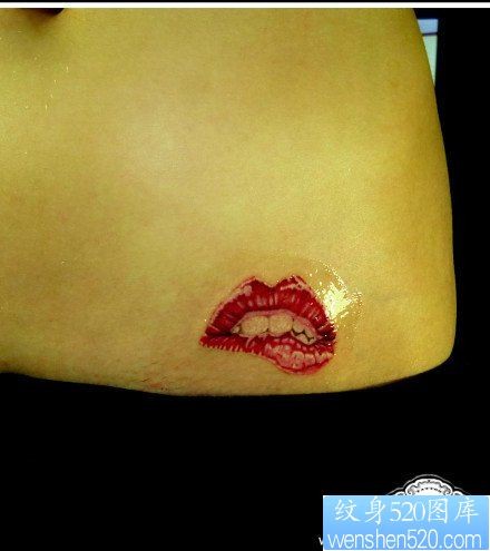 女人腹部一幅精美的红唇纹身图片