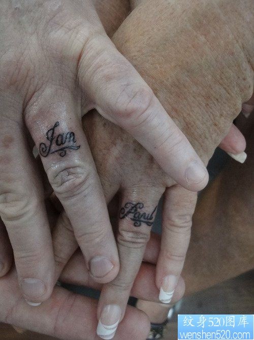 你可以用结婚情侣纹身戒指纹身来秀恩爱