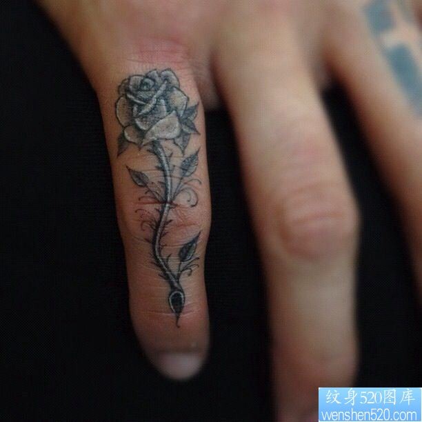手指纹身之玫瑰花纹身图片图片作品欣赏