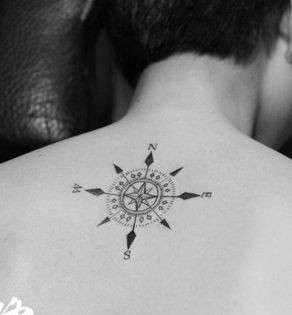 男人背部流行的指南针纹身图片