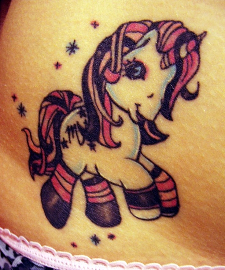 女孩子身上的卡通小马纹身图片
