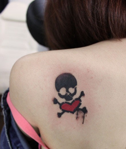 女孩子肩部可爱的图腾小骷髅纹身图片