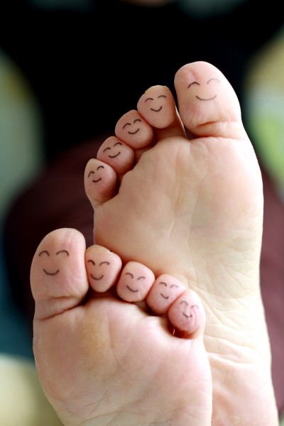 女孩子脚趾头可爱的笑脸纹身图片