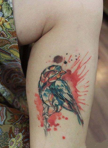 女孩子腿部好看的彩色小鸟纹身图片