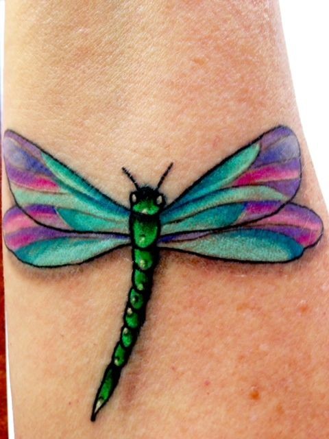 女人腿部小蜻蜓纹身图片