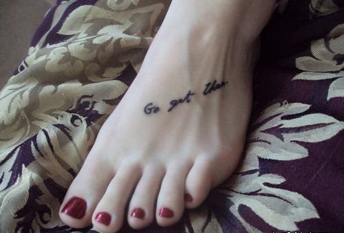 女人脚背简单潮流的字母纹身图片