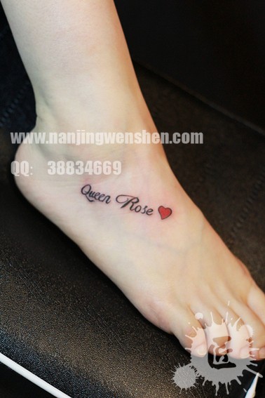 女人脚背简单潮流的字母纹身图片
