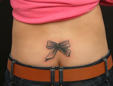 女孩子后腰流行的蝴蝶结纹身图片