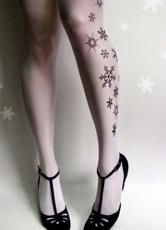 一幅小清新—女孩子腿部雪花纹身图片