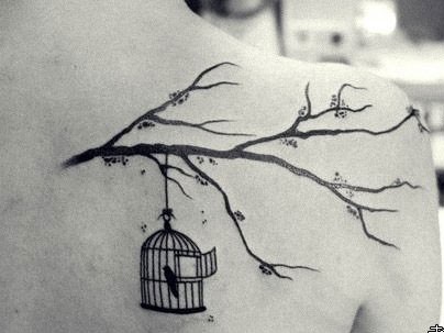女孩子背部一幅潮流的鸟笼与小鸟纹身图片