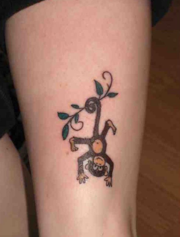 女孩子腿部调皮可爱的小猴纹身图片