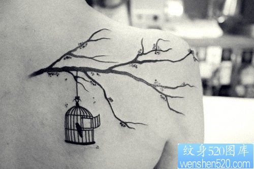 女孩子肩背小鸟鸟笼与树枝纹身图片