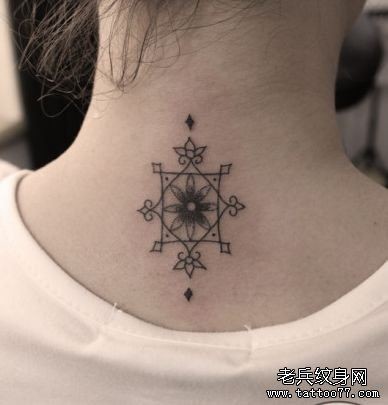 女孩子颈部小巧的花卉图腾纹身图片