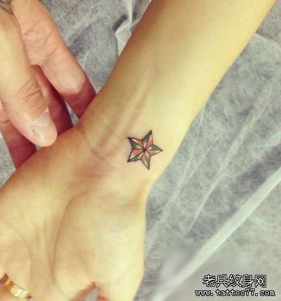女孩子手腕处小巧的五芒星纹身图片